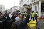 POLITIMUR. I London blev 12 demonstranter anholdt foran den syriske ambassade lørdag aften. 
