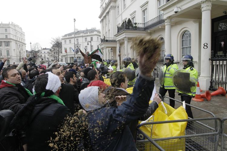 POLITIMUR. I London blev 12 demonstranter anholdt foran den syriske ambassade lørdag aften. 