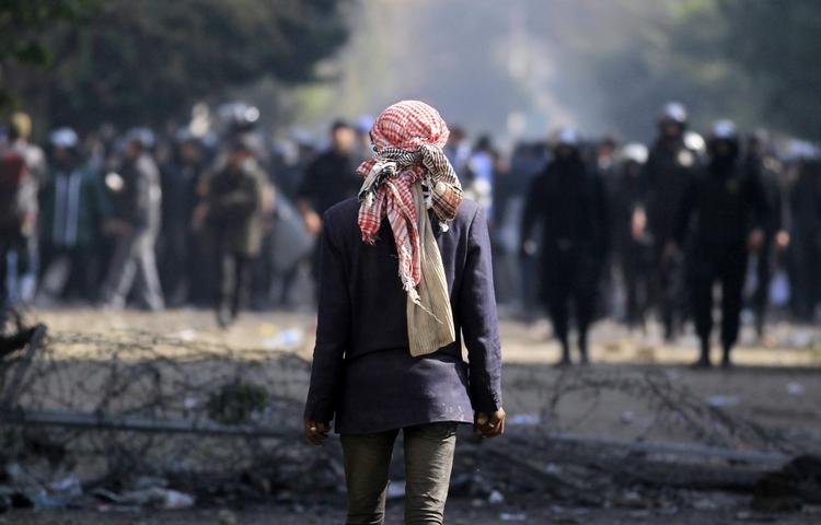 Optøjer. for fjerde dag i træk er gaderne i det centale Kairo omdannet til en slagmark, hvor sikkerhedsstyrker og demonstranter støder sammen. 