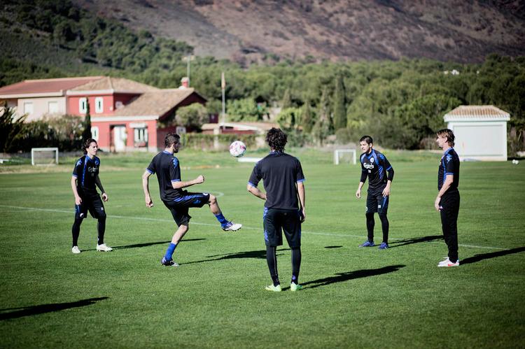 Sydamerika. FCK har fem spillere fra Syd- og Mellemamerika, der i daglig tale bare bliver kaldt Sydamerika som samlet flok. Her leger de til træning i spanske La Manga – fra venstre mod højre: Bryan Oviedo, Claudemir, Christian Bolaños, Christian Gamboa, César Santin. 