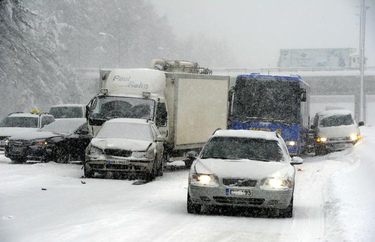 I Finland ramte termometret minus 40 grader i nat. Frosten og kaos på vejene betyder, at færre har fundet vej til stemmeurnerne i dag. 