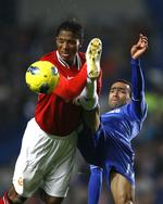smerteligt. Gjorde det fysisk ondt på Antonio Valencia (rv.), da han var i denne duel med Jose Boswinga, så stod Chelsea tilbage med de sportslige smerter efter 3-3-kampen. 