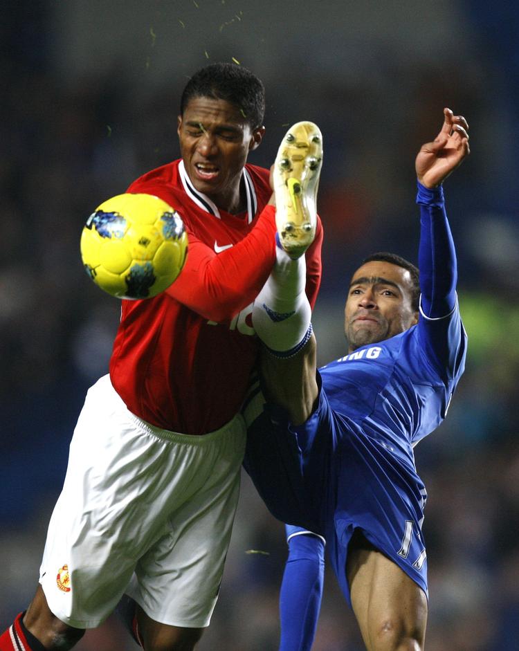 smerteligt. Gjorde det fysisk ondt på Antonio Valencia (rv.), da han var i denne duel med Jose Boswinga, så stod Chelsea tilbage med de sportslige smerter efter 3-3-kampen. 