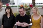 Topscorer. Det blev ikke til den helt store hæder i Cannes sidste år, hvor kun Kirsten Dunst blev hædret for 'Melancholia'. I aften gav den danske Robert-komite så filmen stor hæder. Her ses Lars von Trier omgivet af Charlotte Gainsbourg (tv.) og Kirsten Dunst. 