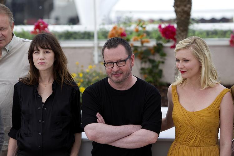 Topscorer. Det blev ikke til den helt store hæder i Cannes sidste år, hvor kun Kirsten Dunst blev hædret for 'Melancholia'. I aften gav den danske Robert-komite så filmen stor hæder. Her ses Lars von Trier omgivet af Charlotte Gainsbourg (tv.) og Kirsten Dunst. 