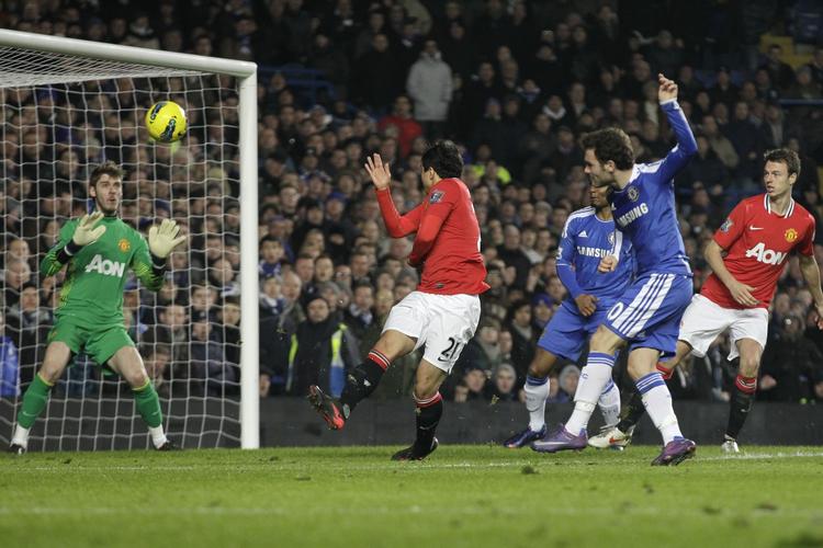 MÅL. Et halvt minut efter pausen blev David De Gea passeret af denne helflugter fra Juan Mata, men i sidste ende reddede målmanden og Manchester United et enkelt point. 