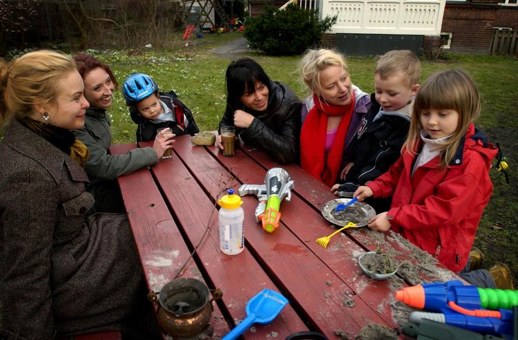kønsroller. Piger skal have langt hår og gå i kjoler, mens drenge, der går i lyserødt tøj, går for tæt på andre drenge, viser følelser eller har feminine træk, opfattes negativt som bøsser. Sådan er det stadig. 