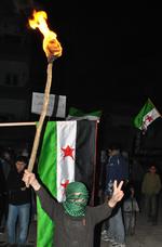 Protest. En ung kritiker af det syriske regime protesterer i en forstad til Damaskus. I dag blev mindst 58 dræbt ifølge en syrisk menneskeretsgruppe. 