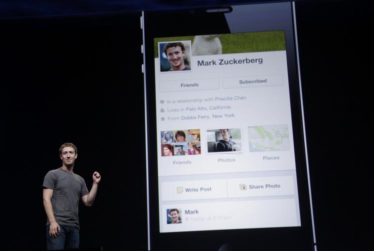 Reklamer. Flere og flere brugere af Facebook bruger mobiltelefoner og tablets, når de skal være sociale på Facebook. 