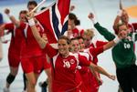 Rå. De nordmænd er alt for store. Men nu kommer danskernes muskler efter det. Her er det norske Gro Hammerseng i spidsen for et jublende norsk hold efter sejren i den olympiske finale i Beijing i 2008 over Rusland. 