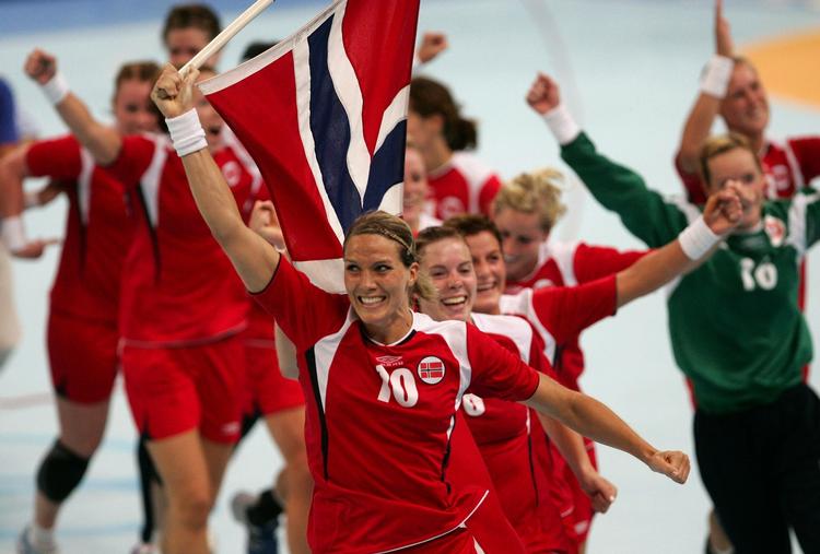 Rå. De nordmænd er alt for store. Men nu kommer danskernes muskler efter det. Her er det norske Gro Hammerseng i spidsen for et jublende norsk hold efter sejren i den olympiske finale i Beijing i 2008 over Rusland. 