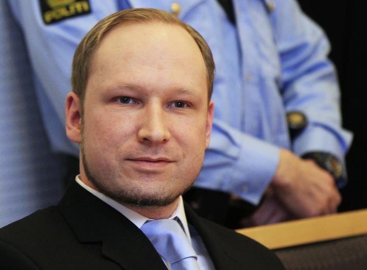 Den 32-årige Anders Behring Breivik mener, at han har ret til at forsvare sig. 