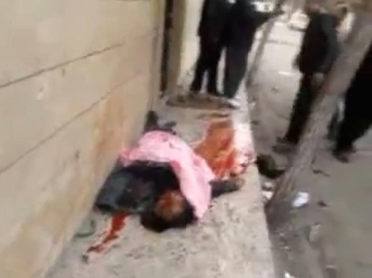 Bombardement. En såret ligger foran et hospital i Homs i dag mandag. Billedet stammer fra en video offentliggjort af Sham News Network, og politiken.dk har ikke selv mulighed for at tjekke autenciteten. 