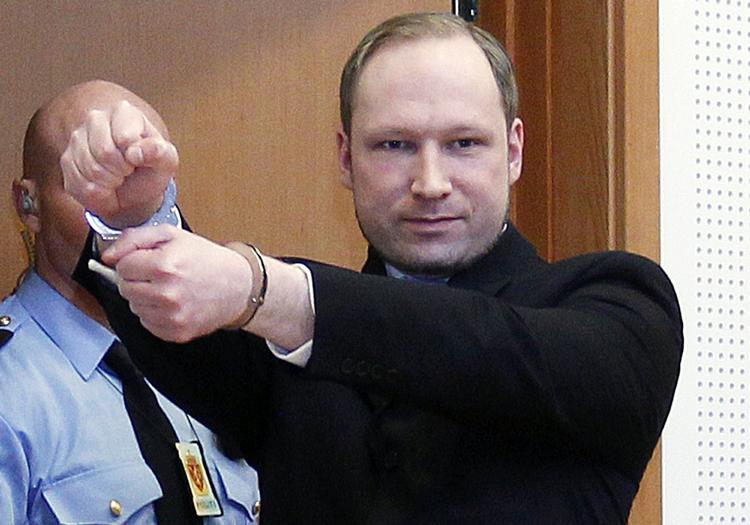 Anders Behring Breivik sendte en højreekstrem hilsen mod kameraerne i Oslo Tingret. 