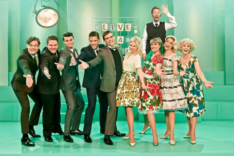 Ensemblet. Fra venstre: Andreas Bo Pedersen, Thomas Warberg, Ruben Søltoft, Jacob Wilson, Simon Talbot, Julie Zangenberg, Anne Sofie Espersen, Christiane Schaumburg-Müller og Iben Hjejle, mens Brian Lykke ses bagest. 