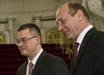 Jobskifte. Traian Basescu (til højre) har peget på Mihai Razvan Ungureanu som ny regeringschef. 