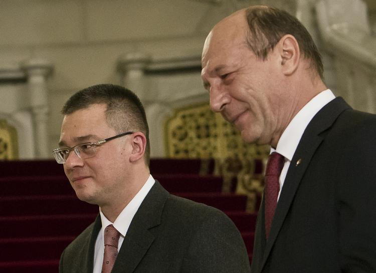 Jobskifte. Traian Basescu (til højre) har peget på Mihai Razvan Ungureanu som ny regeringschef. 