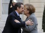Opbakning. NIcolas Sarkozy og Angela Merkel udtrykker både beundring og støtte til hinanden, og når man ser dem sammen, tror man gerne på det. 