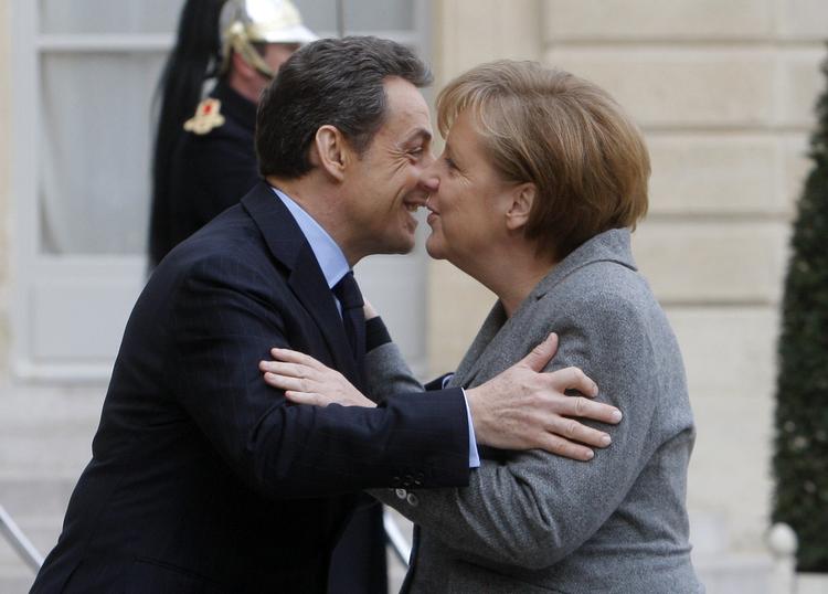 Opbakning. NIcolas Sarkozy og Angela Merkel udtrykker både beundring og støtte til hinanden, og når man ser dem sammen, tror man gerne på det. 
