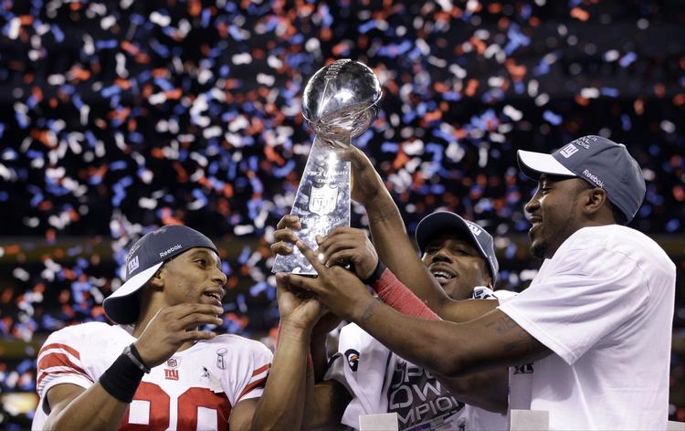 Sejr. Victor Cruz (til venstre) og de øvrige New York Giants-stjerner kunne juble, da en hård sæson kulminerede med det ultimative trofæ. 