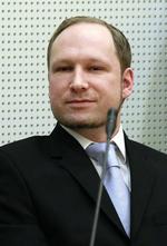 Varetægtsfængslet. Anders Behring Breivik blev i går fremstillet i retten i Oslo, hvor hans varetægtsfængsling blev forlænget, selv om han bad om at blive løsladt og hædret med en medalje. 