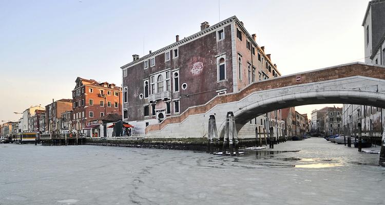 Venedig. 17 mennesker i Italien er døde af kulde. Den næste uges tid vil nattetemperaturerne i byen være mellem 5 og 10 minusgrader. 