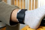 alternativer. En fodlænke, som på billedet, er en af de alternative straffeformer, hvorpå man kan mindske uheldige bivirkninger ved fængselsophold. 
