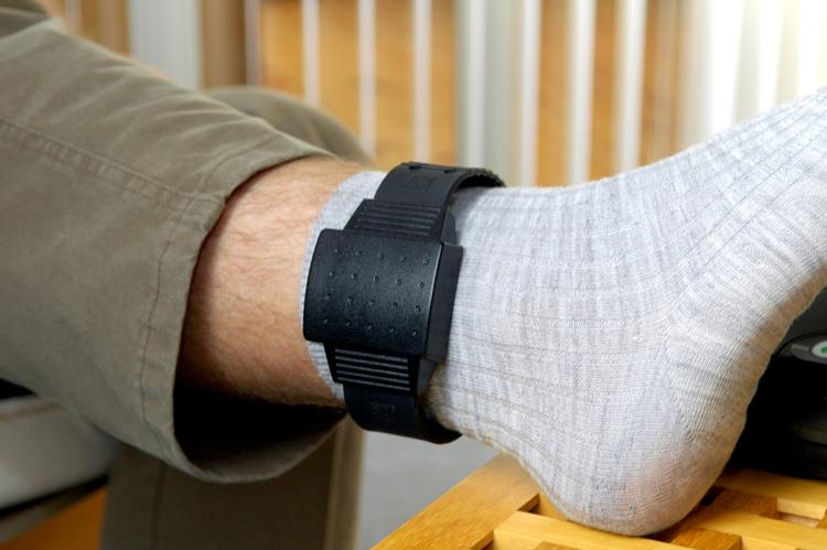 alternativer. En fodlænke, som på billedet, er en af de alternative straffeformer, hvorpå man kan mindske uheldige bivirkninger ved fængselsophold. 