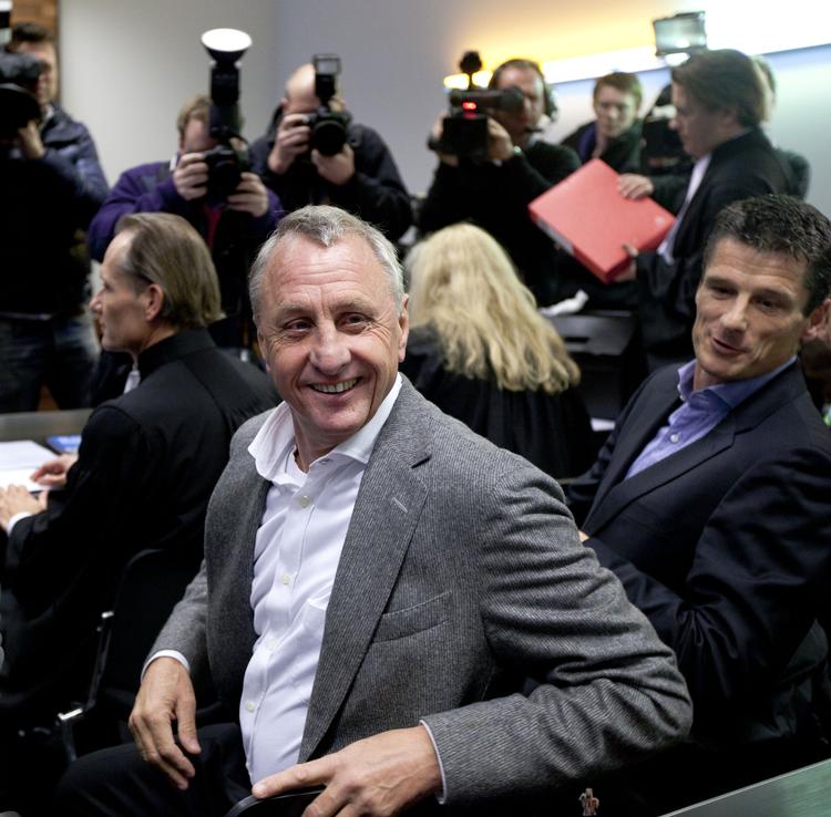 Gud. Johan Cruyff og Wim Jonk (t.h.) fanget smilende under den første retssag i december 2011. I dag fik de også medhold ved appelretten. 