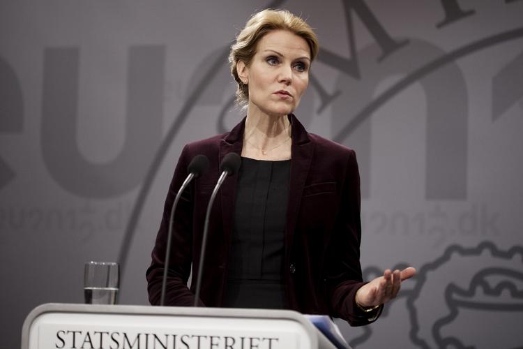 presset. Helle Thorning-Schmidt på dagens pressemøde, hvor statsministeren formanede af journalisterne til at læse i regeringsgrundlaget, skønt hun selv ikke havde styr på, hvad det siger om provenuet fra betalingsringen. 