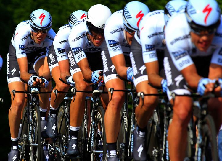 Sammenhold. Hvis UCI fratager Team Saxo Bank licensen til den øverste division, så kommer holdet kun med i Tour de France via en særlig invitation. 