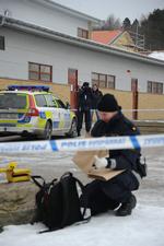 Knivoverfald. I dag leder svensk politi fortsat efter den gerningsmand, der i går stak en kniv i halsen på en 10-årig pige. 