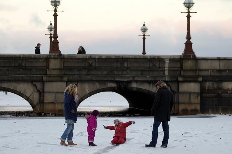 Endelig. Nu er det tilladt at færdes på Sortedamsøen. (Arkivfoto) 