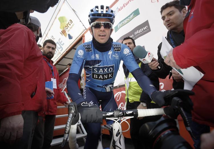 Midtpunkt. Dopingdømte Alberto Contador holder pressemøde tirsdag aften i Madrid. 