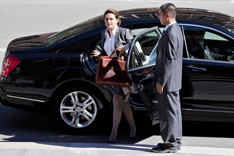 Minister. Birgitte Nyborg ankommer til  Borgen i 'Borgen' og minder franskmændene om, at kvinderne fortsat er meget usynlige i fransk politik. 