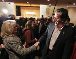 Primærvalg. Rick Santorum hilser på en vælger i Colorado. Senere går turen til Missouri, hvor han holder valgfest. 