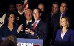 sejrherre. Rick Santorum holder takketale efter sejren. Til venstre ses hans datter Elizabeth og til højre hans hustru, Karen. 