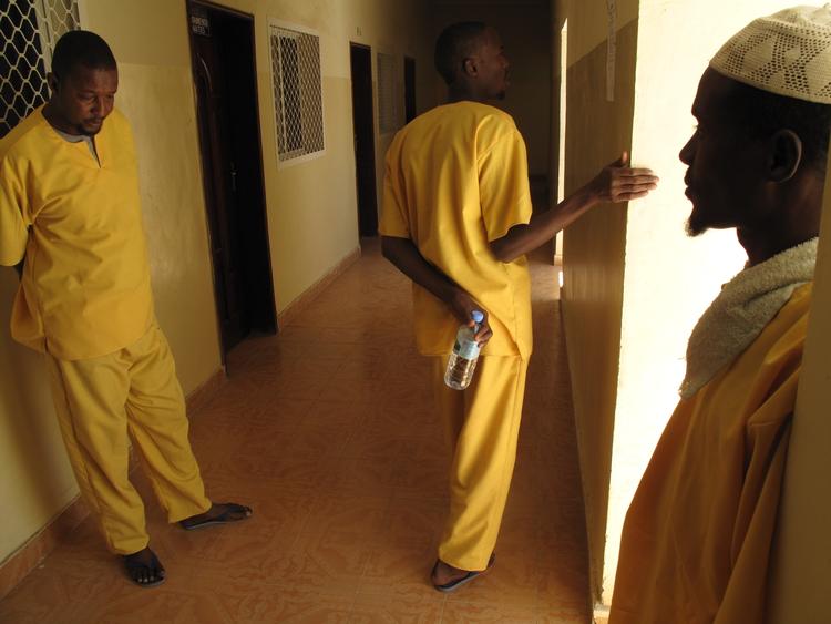 Fanget. Det somaliske samfund kæmper en indædt kamp mod piraterne ud for Afrikas Horn. Her er tre af de mange hundrede misdæderne fængslet i Somalilands hovedstad Hargeisa. 