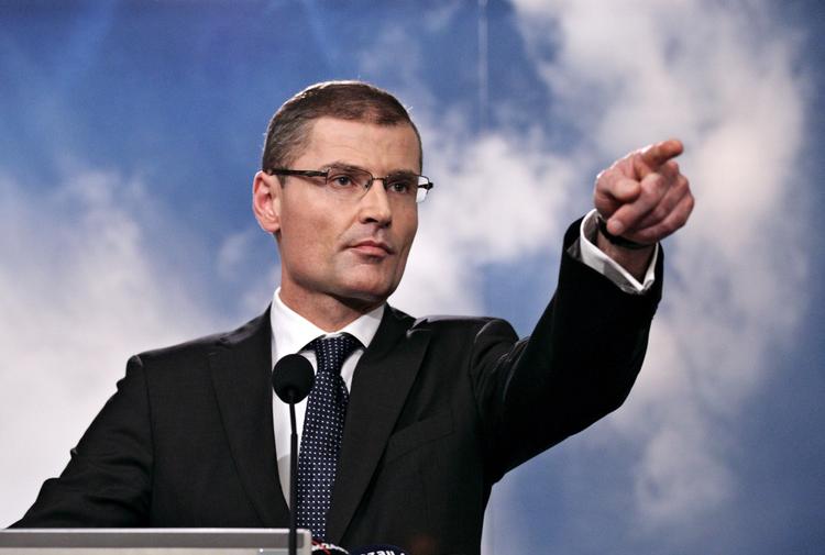 udrensning. Ditlev Engel overlevede, da der blev renset ud i Vestas' ledelse og bestyrelse i aftes og i nat. 
