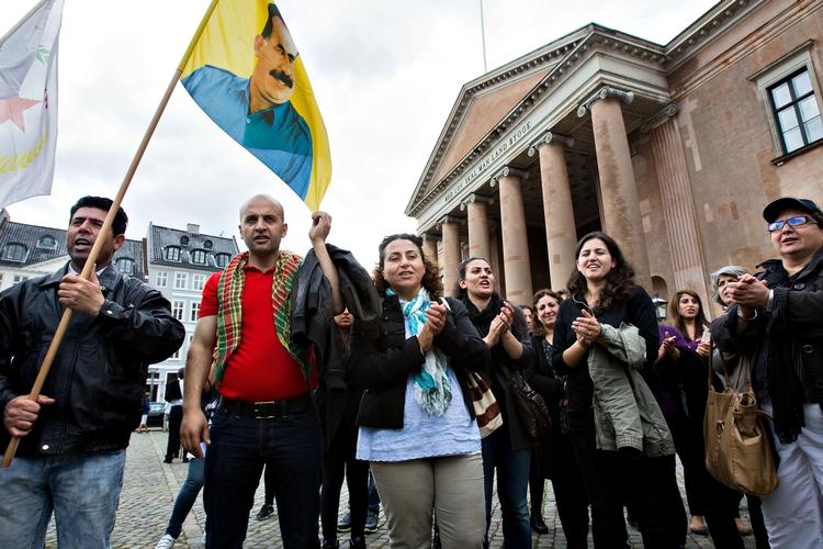 Retsmøde. Adskillige kurdere mødte  op for at støtte Roj TV da sagen var for byretten. (arkivfoto) 