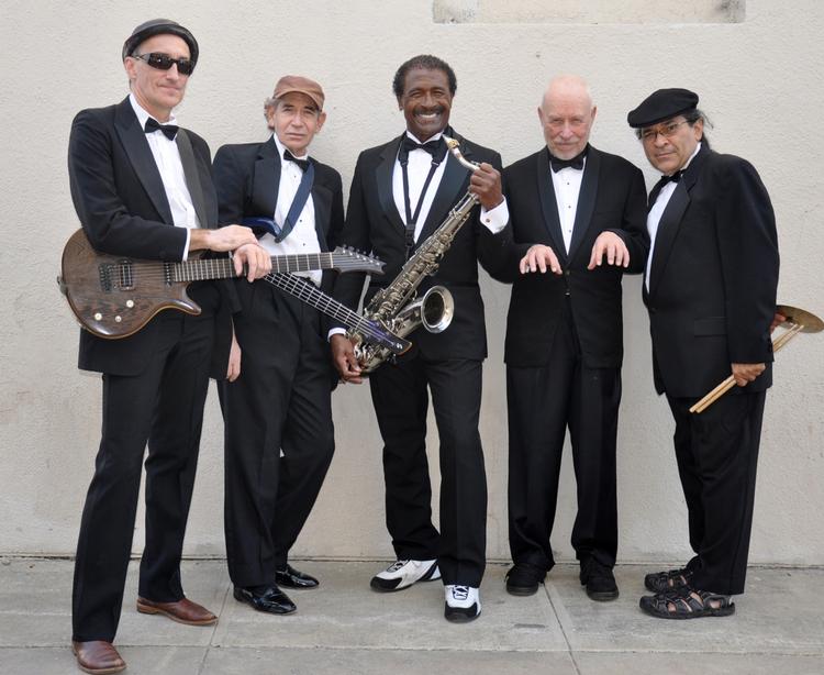 Zappa-hyldest. Don Preston, Napoleon Murphy Brock og Tom Fowler med guitarist Robert Mangano og trommeslager Chris Garcia. Sammen er de The Grande Mothers Re-Invented. (PR-foto) 