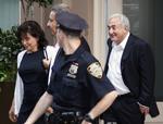 SEXSIGTET. Dominique Strauss-Kahn forlader den ejendom, hvor han havde opholdt sig under den husarrest, han blev pålagt under efterforskningen af sagen i New York. 