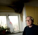 UDSAT. Lars Vilks har tidligere været mål for angreb. Her ses han ved de skader, der skete på hans hjem, da to unge angreb det med brandbomber. 