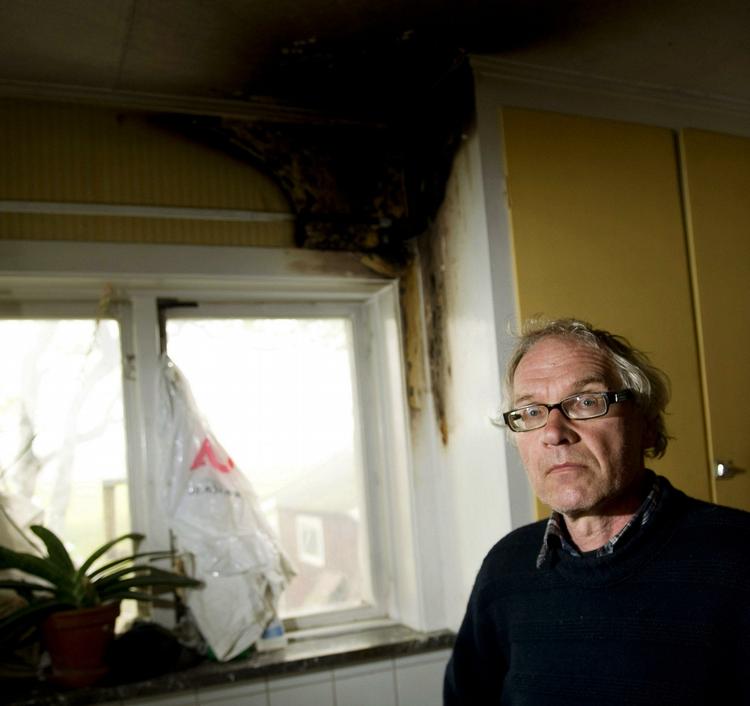 UDSAT. Lars Vilks har tidligere været mål for angreb. Her ses han ved de skader, der skete på hans hjem, da to unge angreb det med brandbomber. 