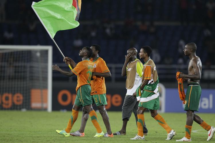 Triumf. Spillerne fra Zambia tog landets flag med på banen efter den overraskende sejr. 