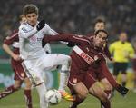 Pokalkamp. Bayerns Thomas Müller i duel med Stuttgarts Christian Molinaro. 