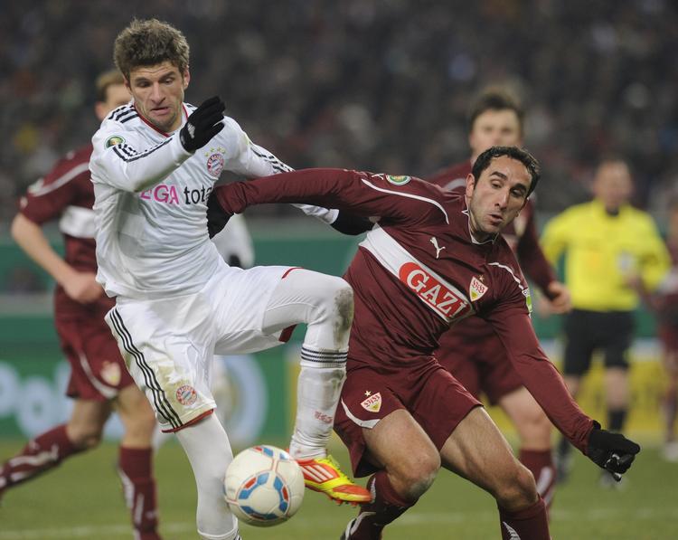 Pokalkamp. Bayerns Thomas Müller i duel med Stuttgarts Christian Molinaro. 