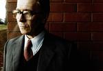 Agentfilm. Godt nok trækker George Smiley (spillet af Gary Oldman) sin pistol en enkelt gang, men ellers er der ikke meget tjubang over den gennemførte koldkrigs-thriller 'Dame, Konge, Es, Spion'. 