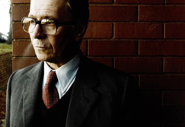 Agentfilm. Godt nok trækker George Smiley (spillet af Gary Oldman) sin pistol en enkelt gang, men ellers er der ikke meget tjubang over den gennemførte koldkrigs-thriller 'Dame, Konge, Es, Spion'. 