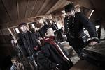 Udstyrsstykke. Et par udvalgte får lov til at blive iklædt tøj og ustyr, som soldaterne bar i 1864, inden de skal inspicere løbegravene og lære at marchere. 